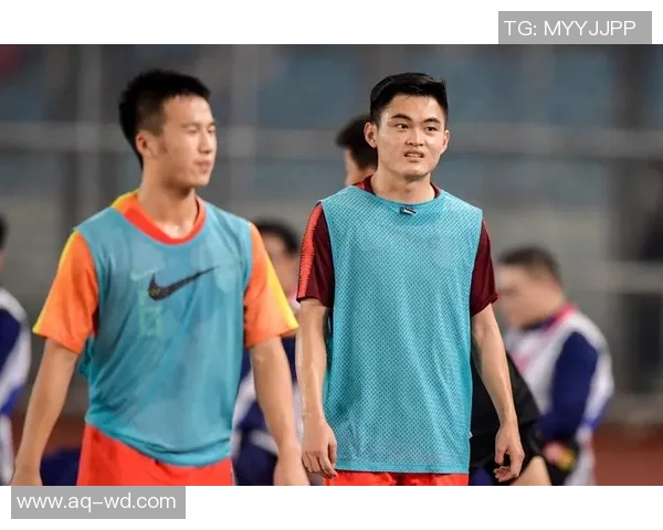 上海上港U23与绿地申花U23激战正酣青春对决引发球迷热烈关注